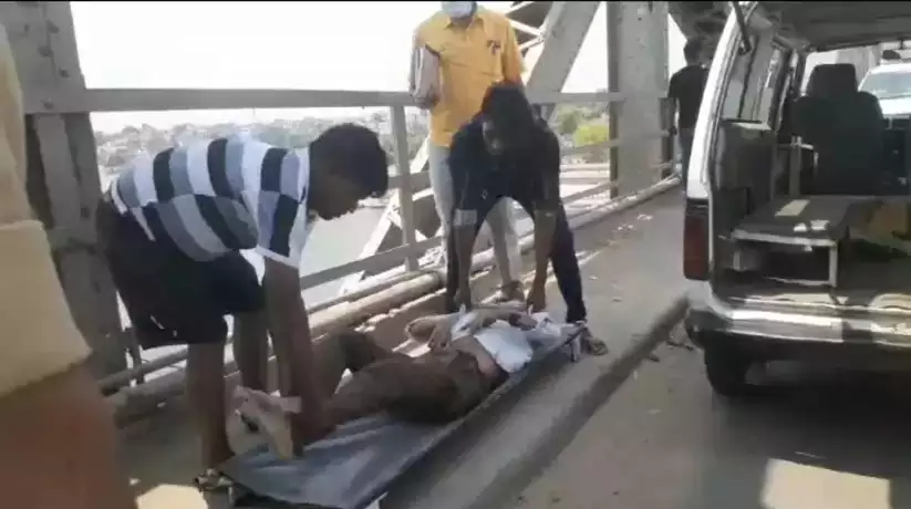 वाराणसी में राजघाट पुल पर मिली अधेड़ की लाश, मची सनसनी