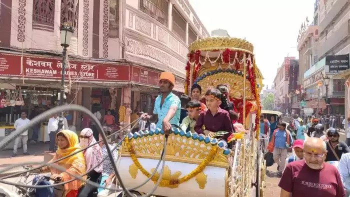 वाराणसी : ढोल-नगाड़े के साथ निकली मां शीतला की कलश शोभायात्रा, उमड़े भक्त