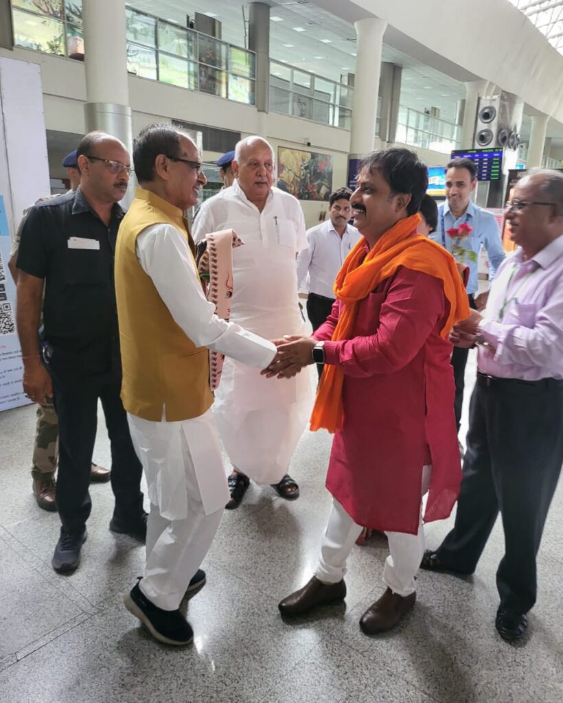 भारत सरकार के केंद्रीय कृषि मंत्री शिवराज सिंह चौहान पूर्व मुख्यमंत्री मध्य प्रदेश पहुंचे लाल बहादुर शास्त्री एयरपोर्ट