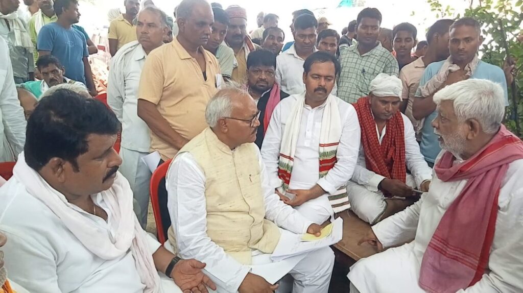 सपा के राष्ट्रीय अध्यक्ष के निर्देशानुसार बेनीपुर में हुई हत्या को लेकर मृतक के घर पहुचा सपा प्रतिनिधि मंडल, किया संवेदना प्रकट