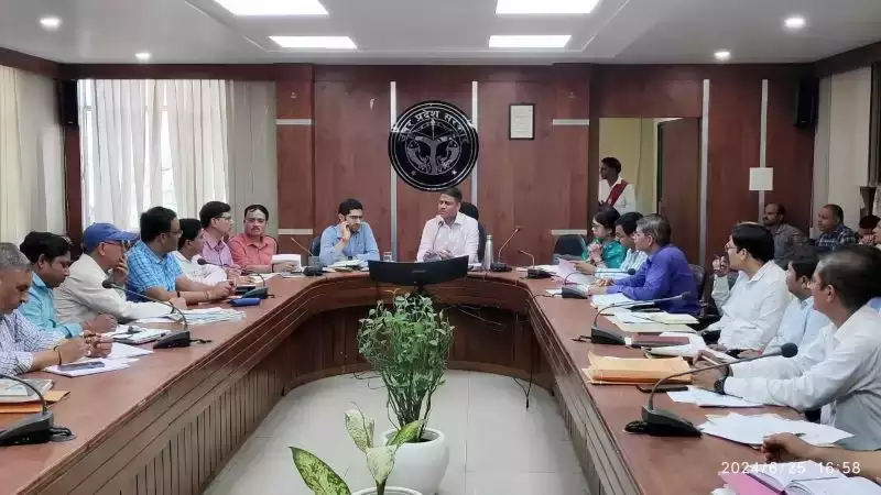 जिलाधिकारी ने विकास कार्यों की मासिक समीक्षा बैठक में गतिमान परियोजनाओं में तेजी लाये जाने का दिया निर्देश