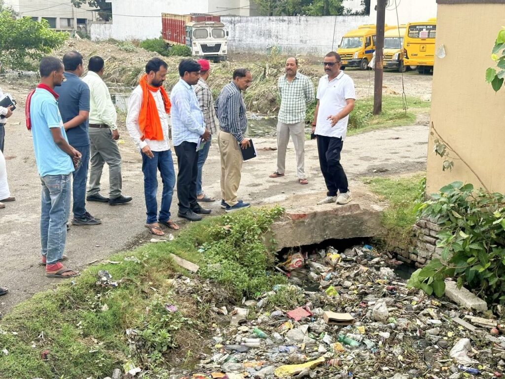 महापौर द्वारा कंचनपुर मार्ग स्थित नाले एवम कंदवा वार्ड में विश्वकर्मा नगर होते हुए विवेकानंदपुरम कॉलोनी जाने वाले नाले के सफाई कार्य का किया गया निरीक्षण