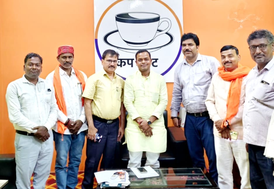 जनता दर्शन के दौरान रोहनिया विधायक ने सुनी बिजली संबंधी समस्या