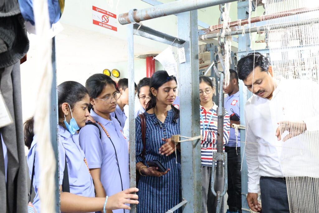 सनबीम सनसिटी विद्यालय के लगभग 90 विद्यार्थीयों ने भदोही स्थित ‘ओबीटी’ कारपेट फैक्ट्री में किया विजिट, बच्चों को कारपेट निर्माण की प्रक्रिया को विस्तार से समझाया गया