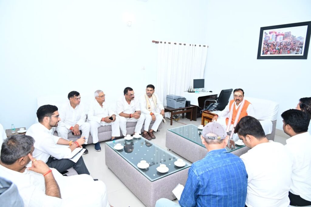 केशव प्रसाद मौर्य उप मुख्यमंत्री उत्तर प्रदेश सरकार द्वारा सर्किट हाउस में विकास कार्यक्रमों की समीक्षा बैठक