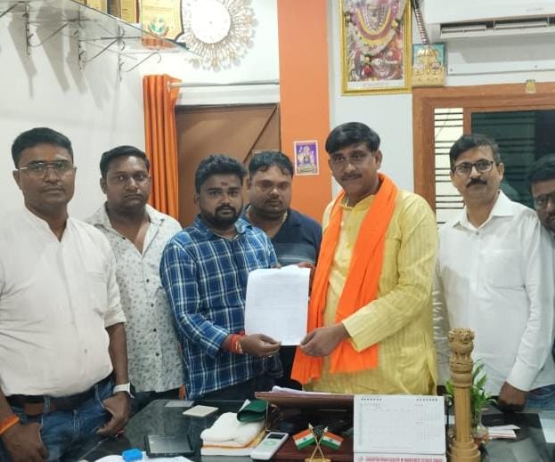 सभासद पुत्रो द्वारा की गई अभद्रता और नाजायज दबाब बनाने को लेकर सभासद ऋषभ जायसवाल ने नपाध्यक्ष श्यामसुंदर केशरी को सौंपा पत्रक