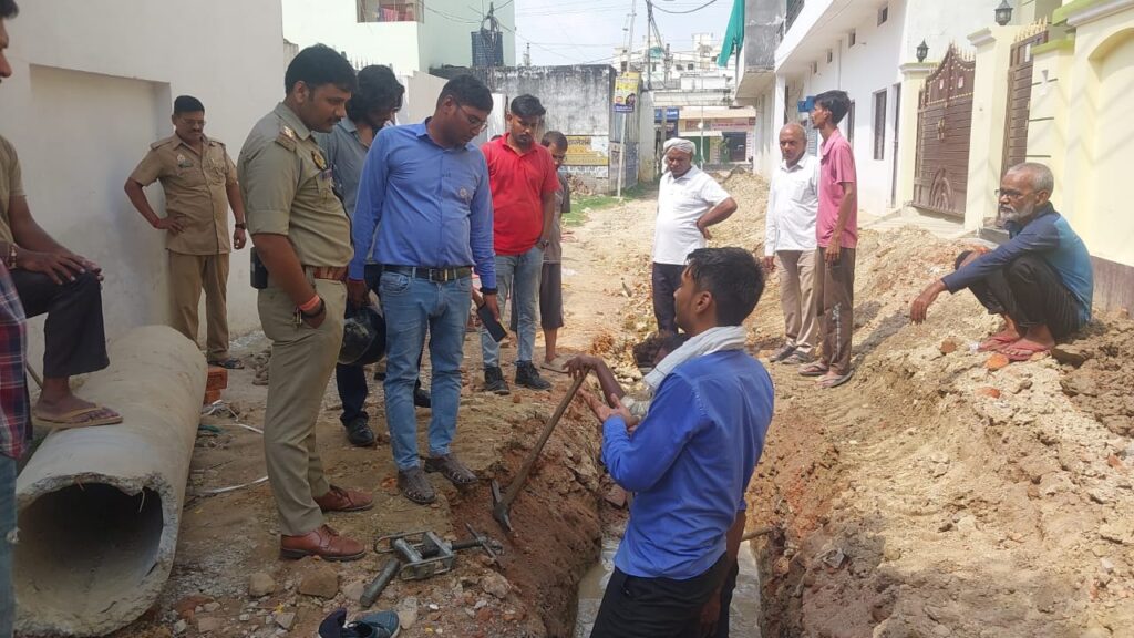 कंदवा क्षेत्र के आनंद नगर विस्तार में नगर निगम की सीवर खुदाई के दौरान गेल की गैस पाइपलाइन फटी