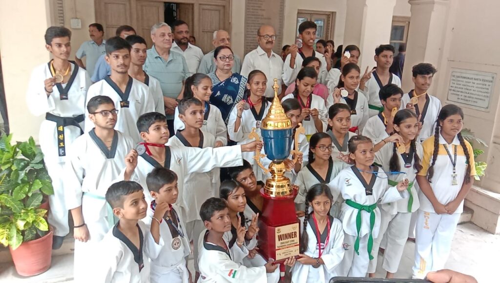 ताइक्वाण्डो चैंपियनशिप में वनिता पब्लिक स्कूल के विद्यार्थियों ने लहराया परचम, जीती विनर ट्राफी