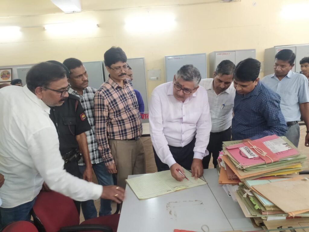 काशी विद्यापीठ : कुलपति प्रो. आनन्द कुमार त्यागी ने किया कार्यालयों का औचक निरीक्षण