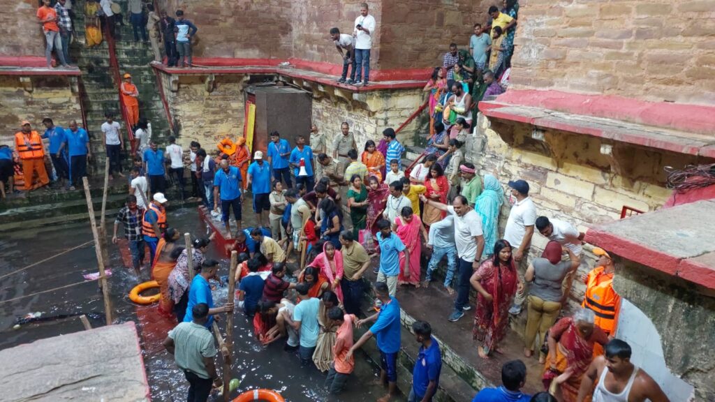 लोलार्क कुंड में आधी रात से लगने लगी वंशवृद्धि कामना की डुबकी