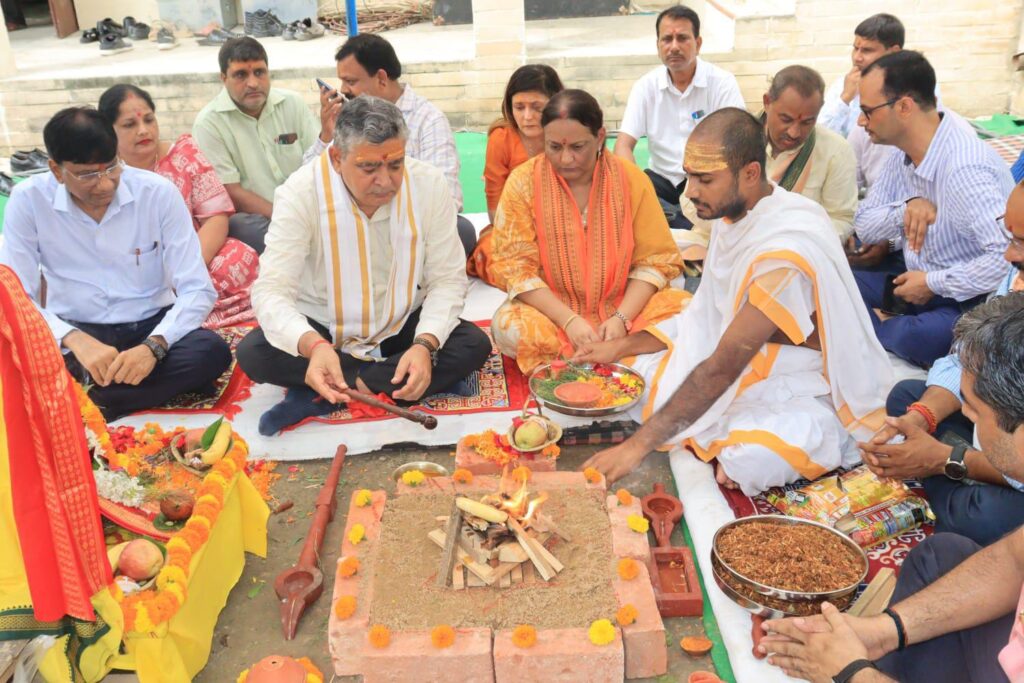 काशी विद्यापीठ दीक्षांत के लिए कुलपति ने किया भूमि पूजन हुआ पूर्वाभ्यास