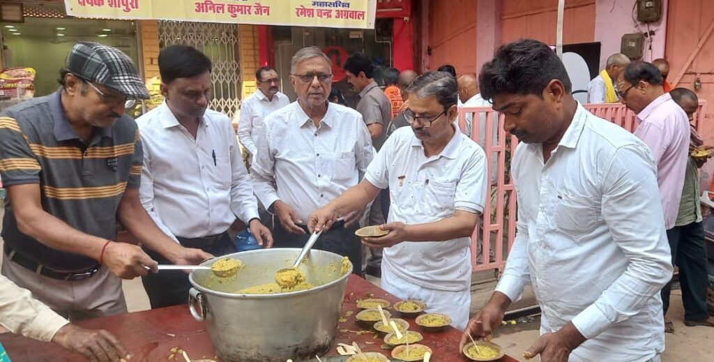 127वें शनिवार को श्री संकट मोचन को भोग लगाकर श्रद्धालुओं में किया गया प्रसाद खिचड़ी का वितरण