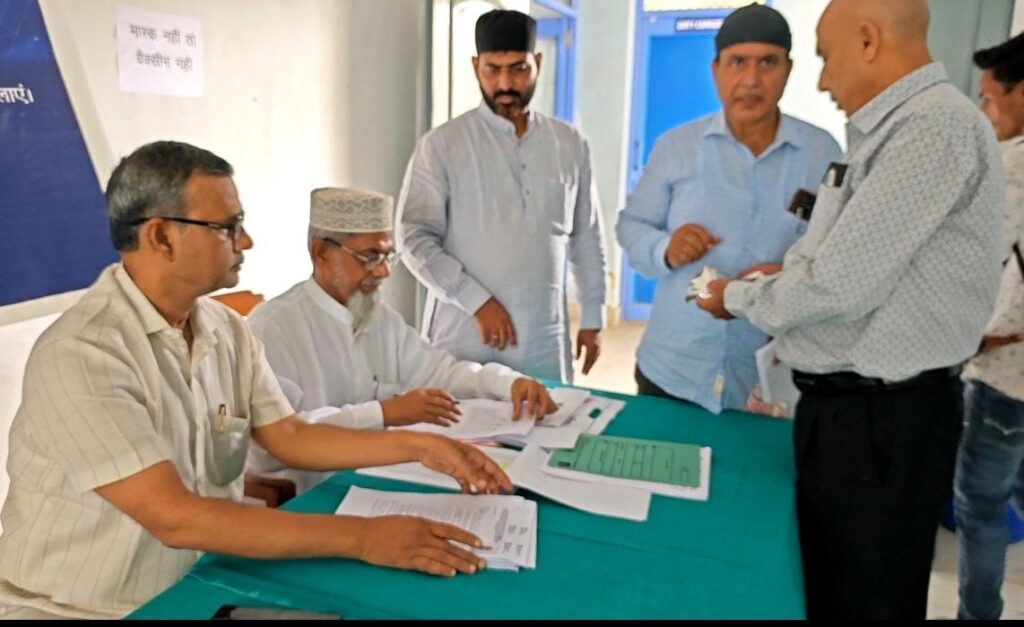 पूर्वांचल हज सेवा समिति की निगरानी में जामिया हॉस्पिटल पीली कोठी व जनता सेवा हस्पताल वाराणसी में आज़मीने हज के लिए कैंप लगाया गया