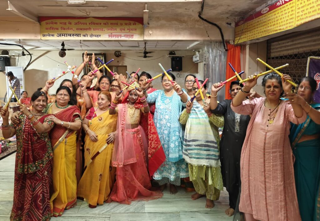 नवरात्र के पावन पर्व पर संस्था की सद्स्याये श्री रानी सती दादी मंदिर में नौ कन्या पूजन कर भजन एवं डांडिया पर झूमी