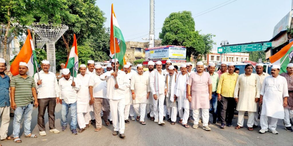 राष्ट्रपिता महात्मा गांधी व काशी के लाल पूर्व प्रधानमंत्री लालबहादुर शास्त्री की जयंती पर जिला महानगर कांग्रेस कमेटी द्वारा संयुक्त रूप से प्रभात फेरी निकाली गई