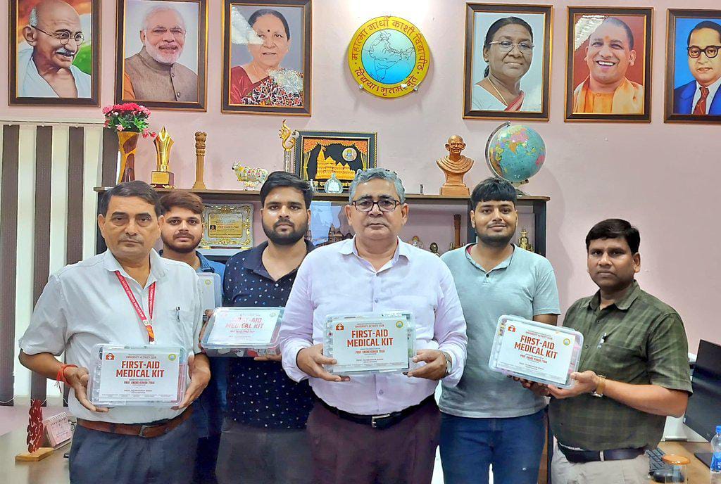 काशी विद्यापीठ : विश्वविद्यालय एक्टिविटी क्लब ने विभागों में किया फर्स्ट एड बॉक्स का वितरण