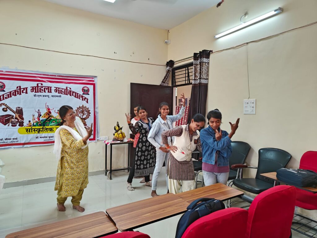 प्रोफेसर डॉ. साधना अग्रवाल के नेतृत्व में छात्राओं ने भारतीय नृत्य कला की विशेषताओं को सीखा