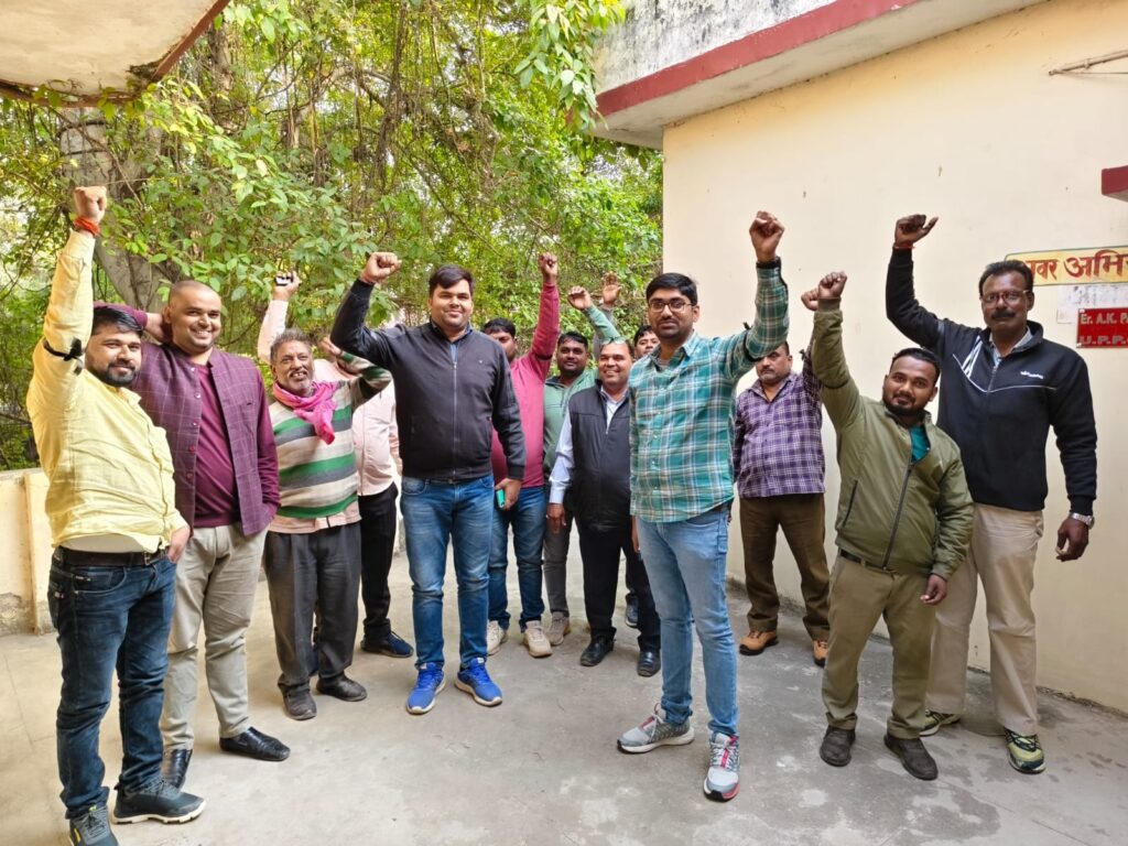 बनारस के समस्त बिजली कर्मियों ने बांधी काली पट्टी: बिजली के निजीकरण के फैसले को रद्द करने की अपील