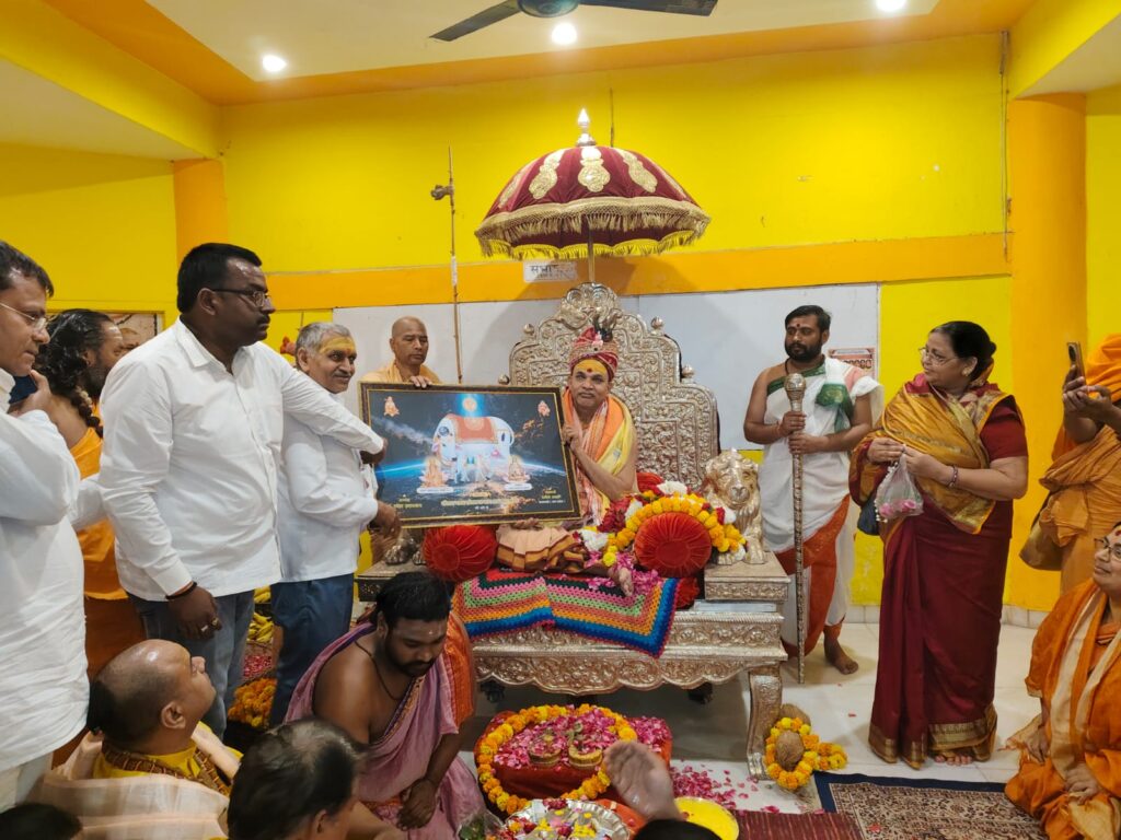 ज्योतिष्पीठाधीश्वर शङ्कराचार्य जी काशी पधारे पुष्पवर्षा से हुआ स्वागत