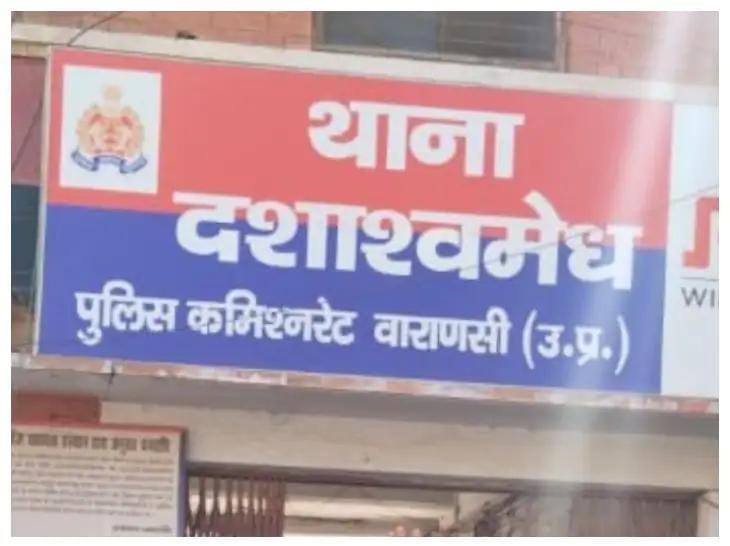 वाराणसी में महिला श्रद्धालु का पर्स लेकर भागे चोर, FIR :- गोदौलिया चौराहे पर दिया घटना को अंजाम, बैग में थे 40 हजार कैश और सोने के कंगन