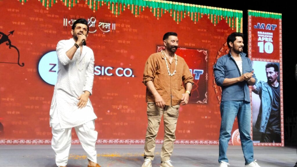 जाट के लिए बनारस पहुंचे रणदीप, विनीत संग सनी देओल :- फिल्म के प्रमोशन के लिए नमो घाट पर “ओ राम श्री राम” गाने के साथ मनाया जश्न