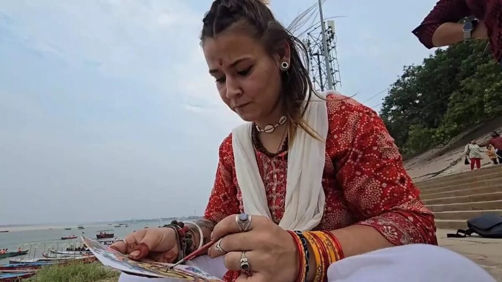 माथे पर तिलक, होठों पर महादेव! फ्रांस में सांप्रदायिक अशांति से त्रस्त होकर काशी आईं लीया, बनारस के लिए कही ये बात