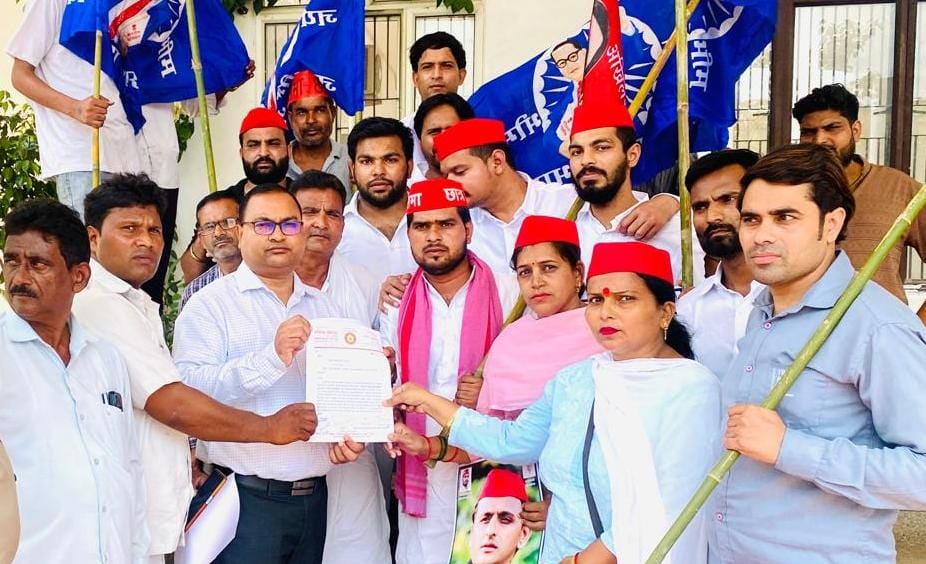 समाजवादी छात्र सभा जिलाध्यक्ष रविन्द्र यादव नें अपर जिलाधिकारी को सौपा ज्ञापन