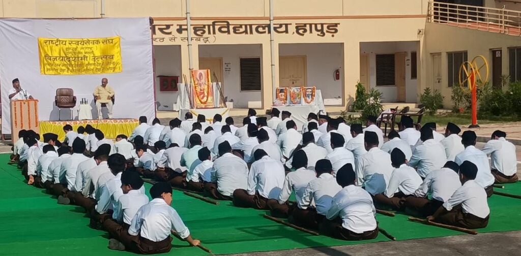 स्वयंसेवक संघ (आरएसएस) द्वारा विजयादशमी व संघ के शताब्दी वर्ष पूर्ण होने के अवसर पर पथ संचलन का आयोजन